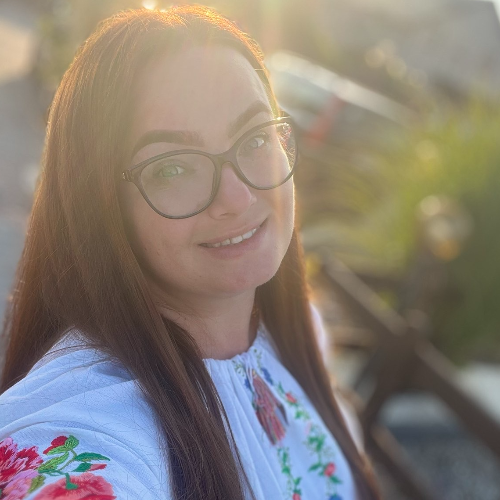 Спікер:   - учителька фізики,STEM,ІК ’Пізнаємо природу’,експертка інституційного аудиту,тренерка з подолання освітніх втрат,ТОР-50 GTPU-2025 (консультант/учитель) 